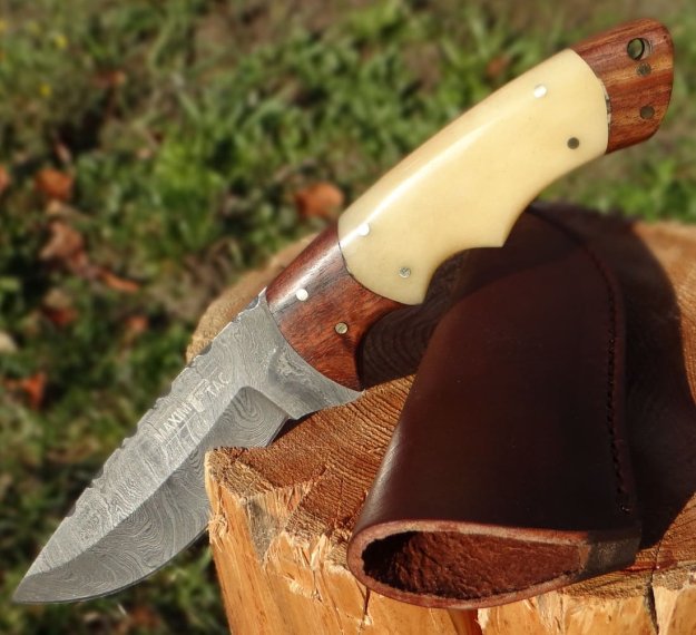 Damastmesser | Jagdmesser 235mm, Griff aus Palisanderholz + Kamelknochen, Handarbeit mit Lederscheide