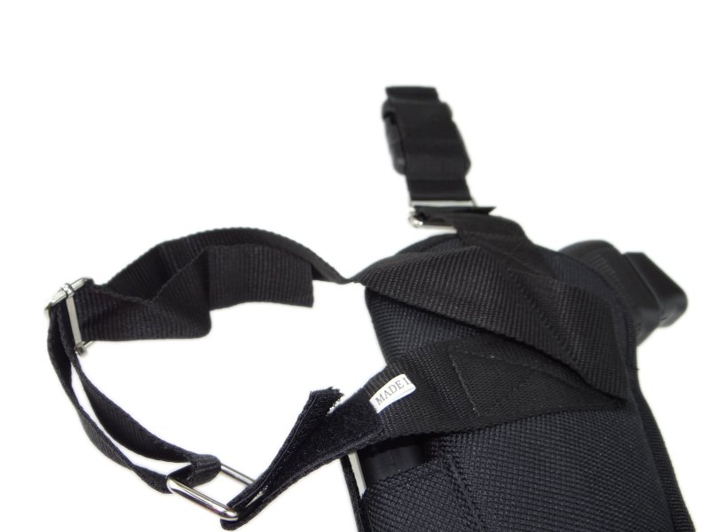 Oberschenkelholster / Beinholster für Mittelgroße Pistolen mit Magazintasche aus Nylon